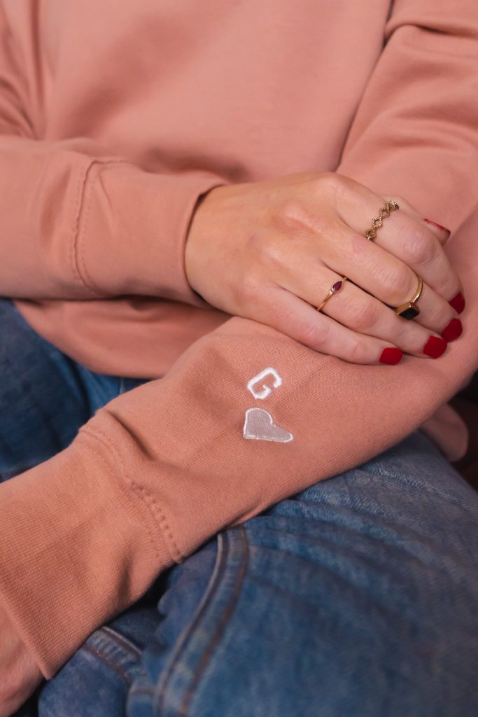 EMBROIDERED INITIAL AND HEART CUFF SWEATSHIRT_DUSKY PINK-4