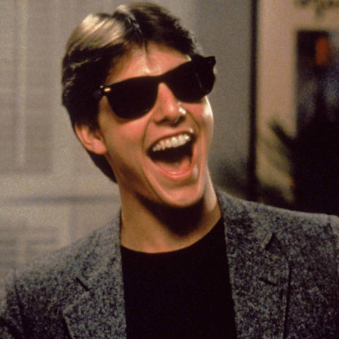 Tom-Cruise trägt eine Wayfarer-Sonnenbrille im Risky-Business-Journal