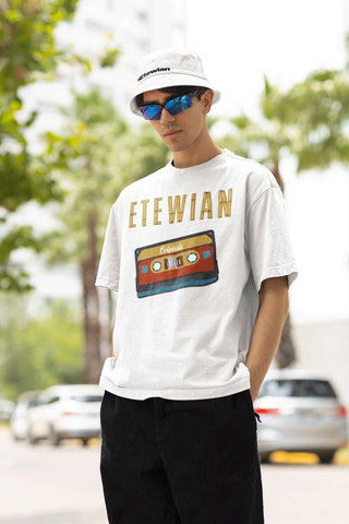 guy wearing etewians oversized tshirt