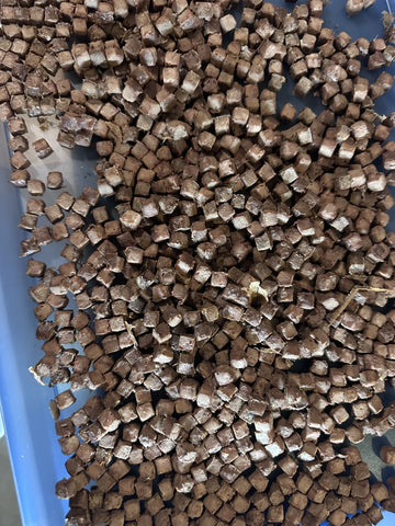 Ferdig stekte hjemmelagde godbiter til hund ute av silikonformene