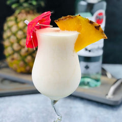 Piña Colada Cóctel con Ron