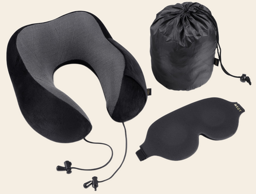 REZT bildefoto som viser en stilig sovemaske og en komfortabel nakkepute sammen med en praktisk oppbevaringspose, designet for reisende som ønsker en avslappende reiseopplevelse
