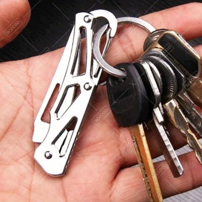 Couteau de Poche Pliant avec Porte CLES dans la main