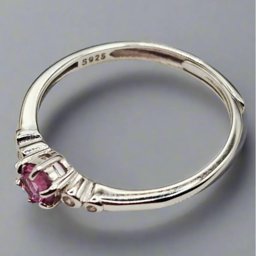 Sølvring med Pink Safir og Zirkoner
