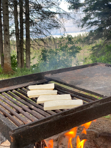 Camping Kit U MAIN Halloumi maison sur le feu