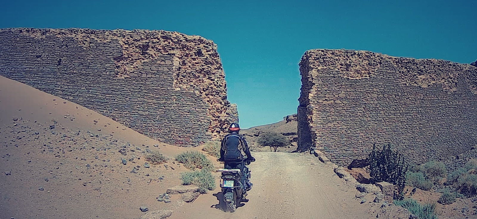 Descubre cómo llegar en moto trail desde España hasta la cárcel portuguesa en Marruecos