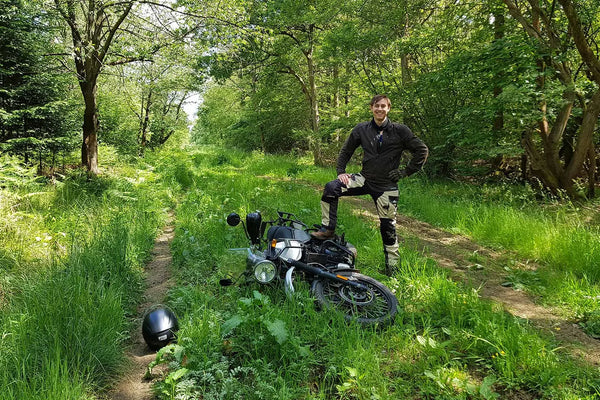 El Moto Trail es una emocionante y estimulante actividad que combina la pasión por la conducción de motocicletas con la aventura de recorrer senderos naturales y terrenos desafiantes.