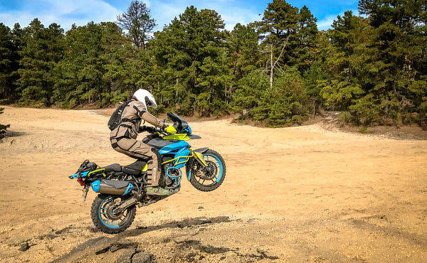 El control de tracción (TCS) es una característica de seguridad común en muchas motocicletas modernas, incluyendo las motos trail. Esta característica utiliza sensores para detectar la velocidad de las ruedas y la aceleración de la moto, y ajusta la entrega de potencia para ayudar a evitar que las ruedas patinen.