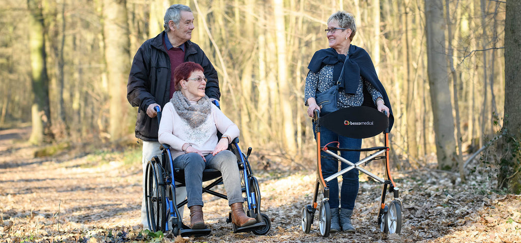 Auf dem Waldweg unterwegs mit Mobilitätshilfen von Besco Medical