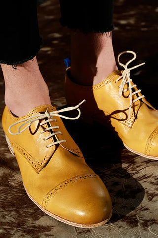 Handmade shoe colors: yellow - Pintta Shoes. Who doesn't love a touch of color in their look? Today, I want to talk about a color that has everything to do with high spirits: yellow.