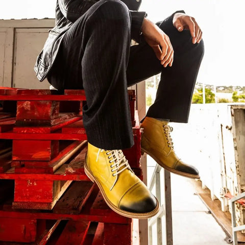 Cores de sapatos artesanais: amarelo - Pintta Shoes. Quem não ama um toque de cor no visual? Hoje, eu quero falar de uma cor que tem tudo a ver com alto astral: o amarelo.