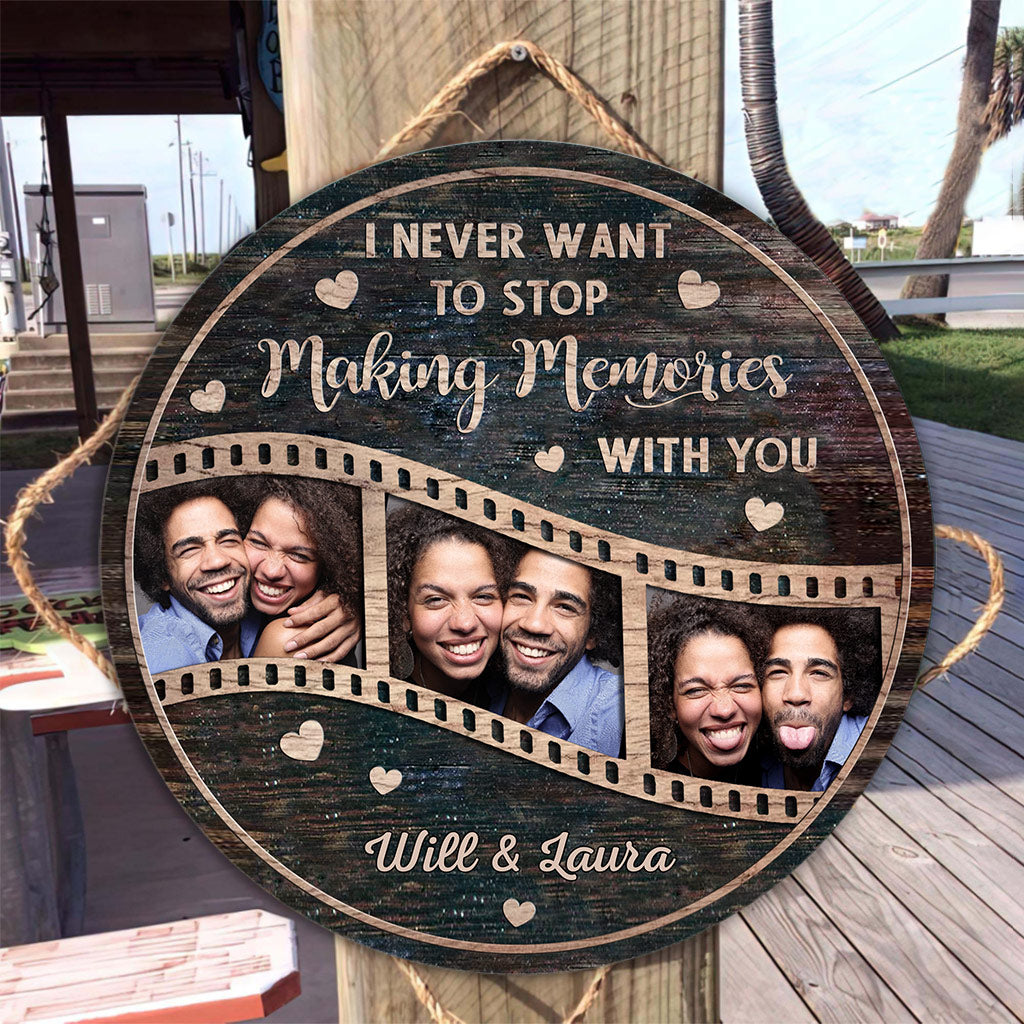 I Never Want To Stop Making Memories With You - Personalized Couple Couple Round Wood Sign