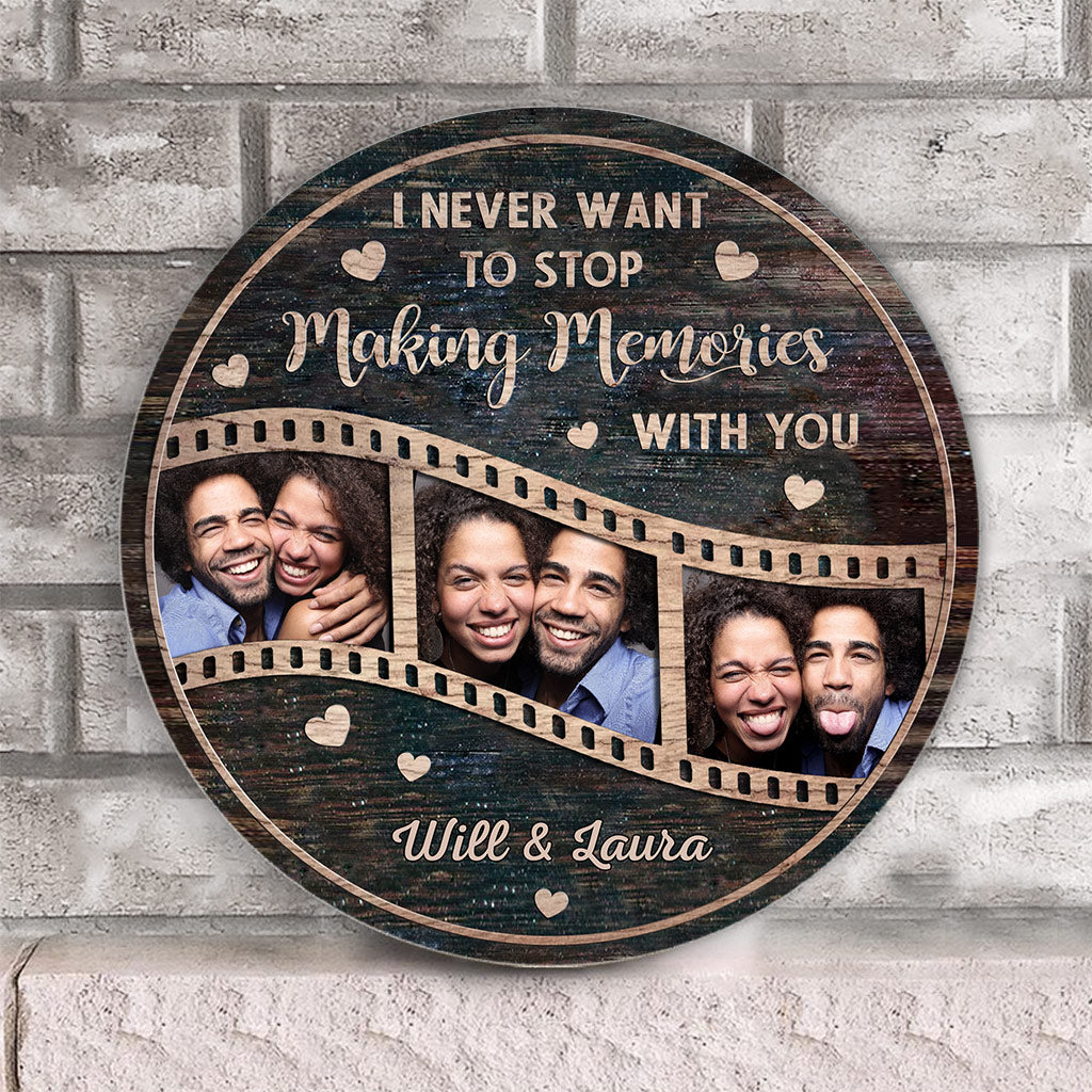 I Never Want To Stop Making Memories With You - Personalized Couple Couple Round Wood Sign