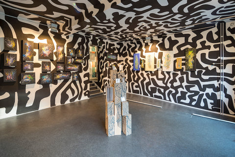 House of Dar Berlin Gallery: A striking boutique gallery in Berlin's famous gallery district. The artist's hand-painted black patterned walls provide a captivating backdrop to a diverse collection of original paintings and artwork, creating a truly immersive art experience.