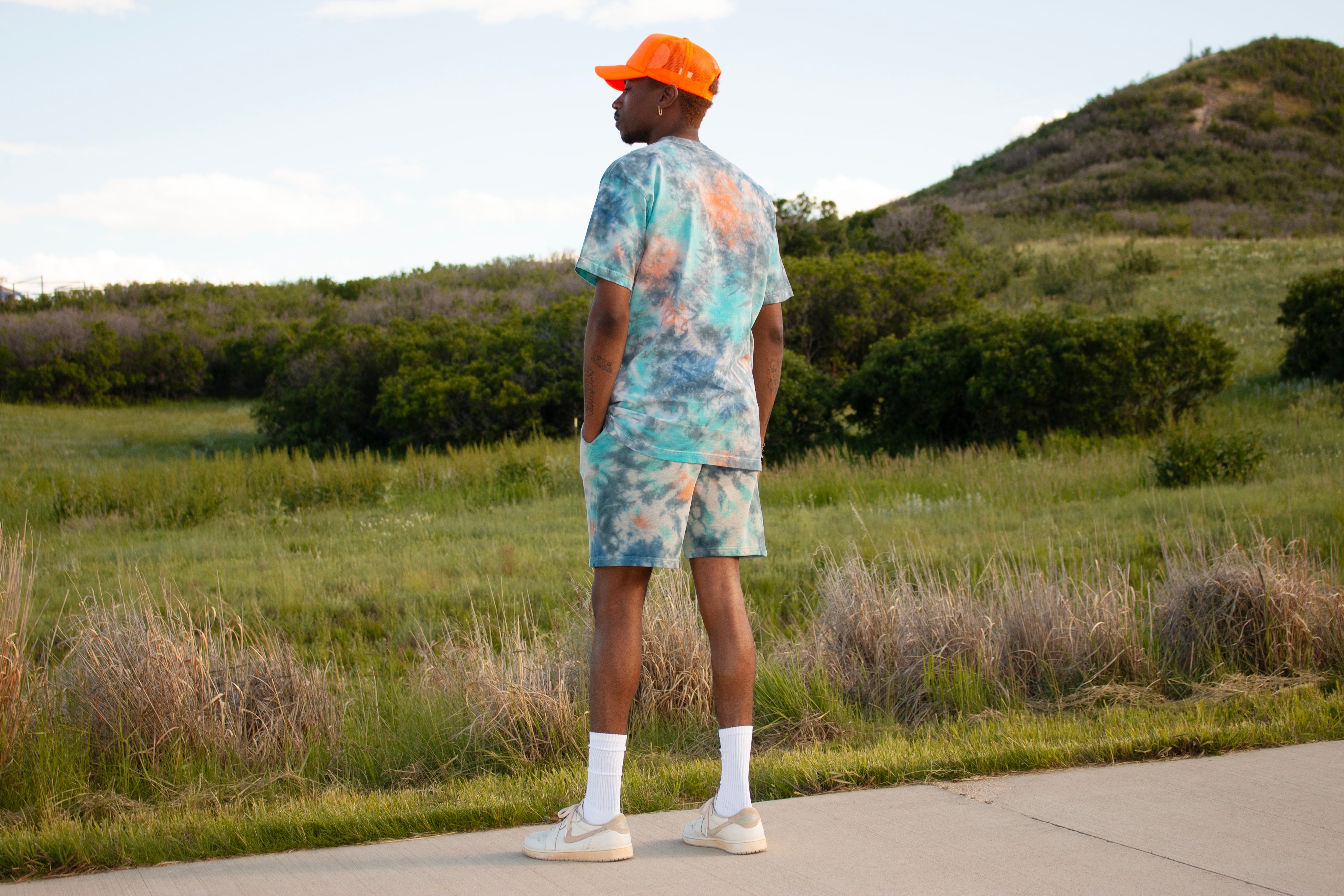 Reveal your men's tie-dye shirt and shorts