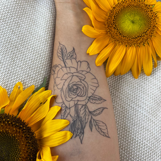 Tatouage fleur minimaliste