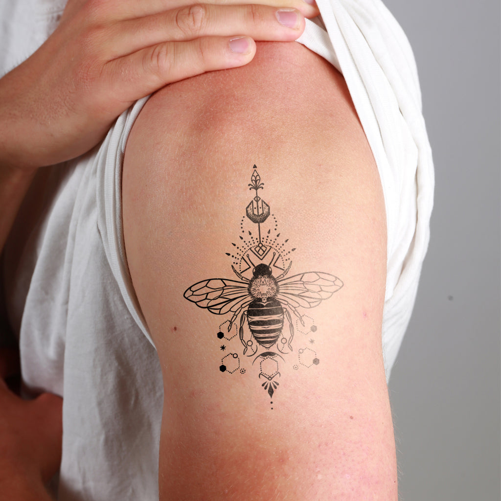 Tatouage xxl abeille sur épaule