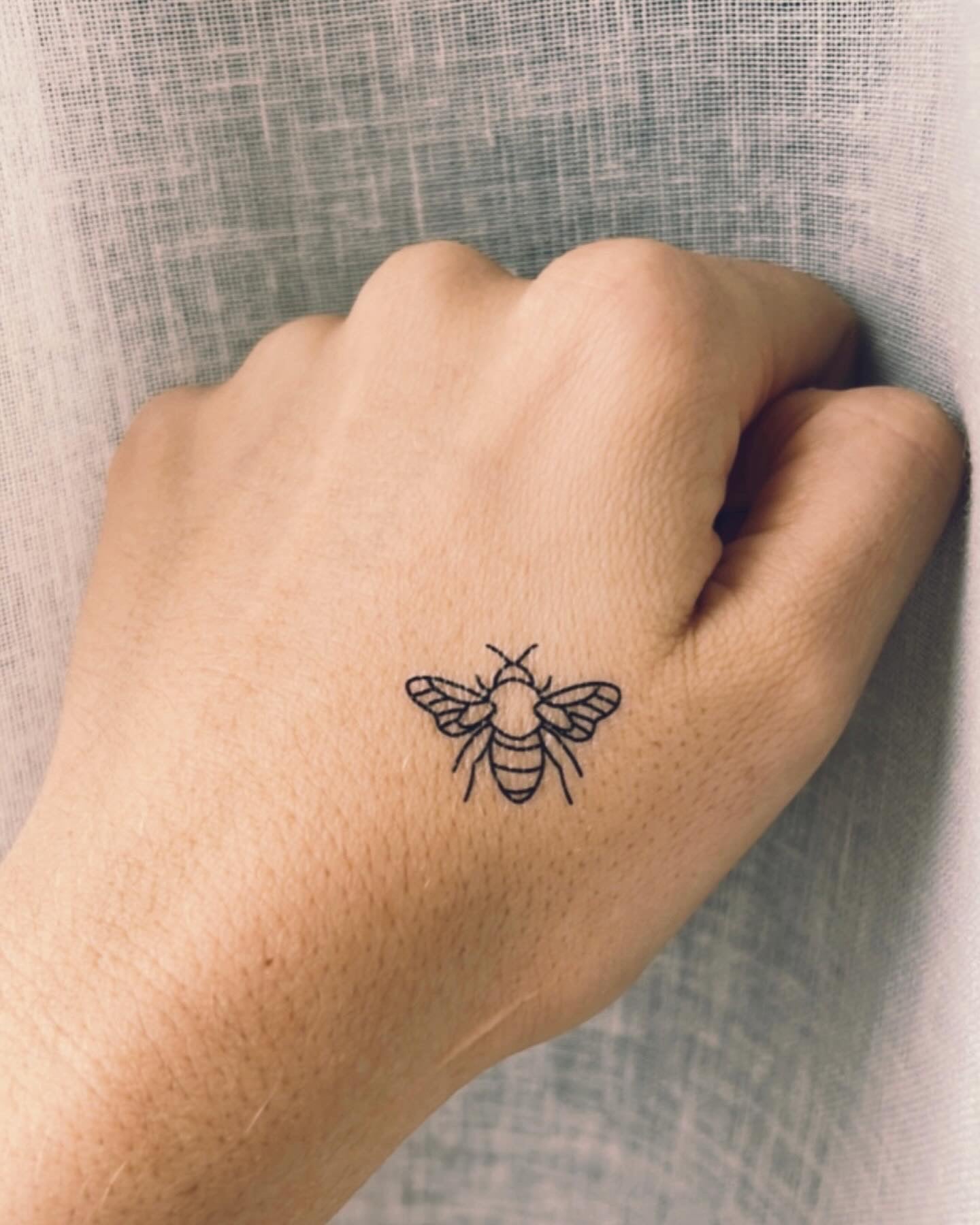 Top 129+ minimalist bee tattoo