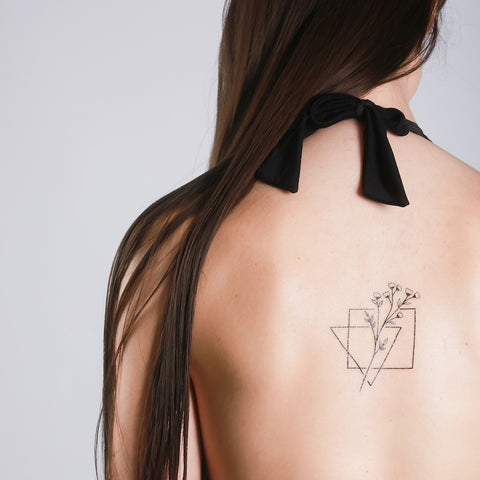 Tatouage minimaliste géométrique de fleur