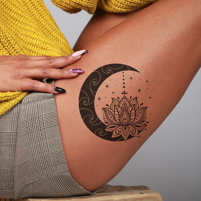 Tatouage lune et lotus