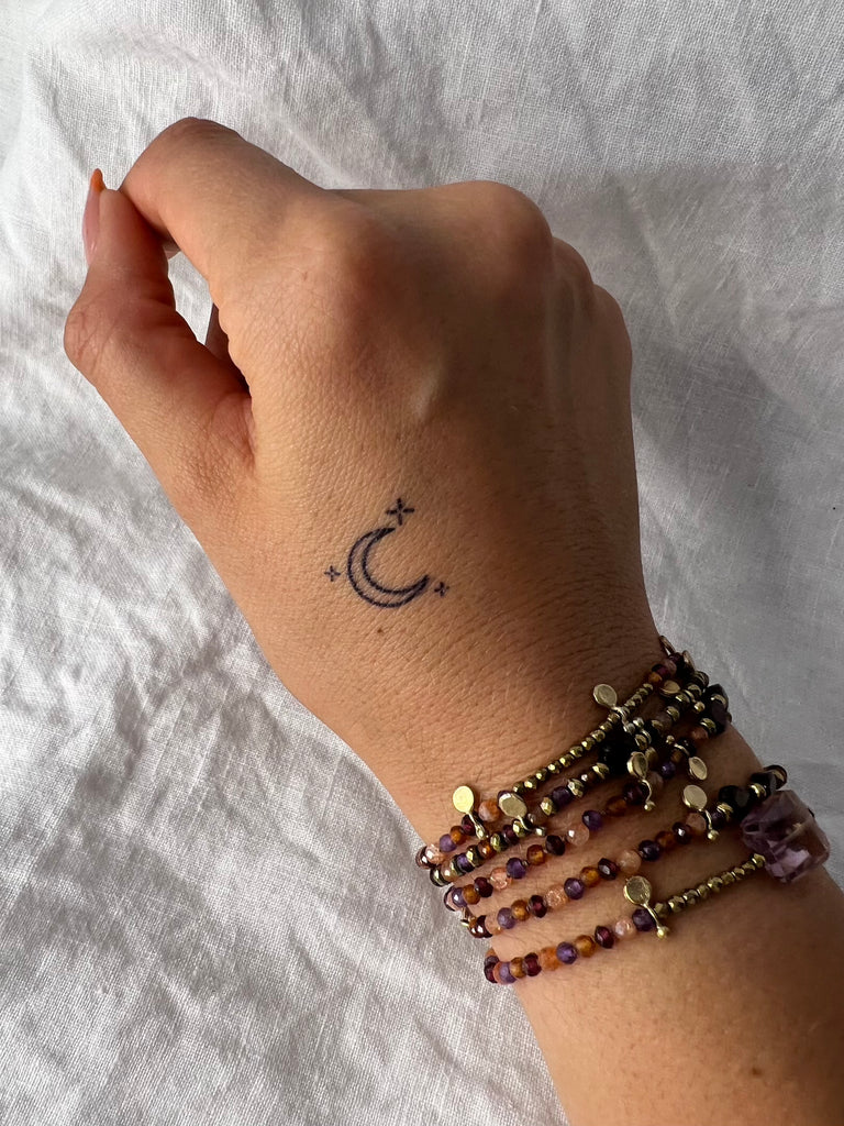 Tatouage lune minimaliste