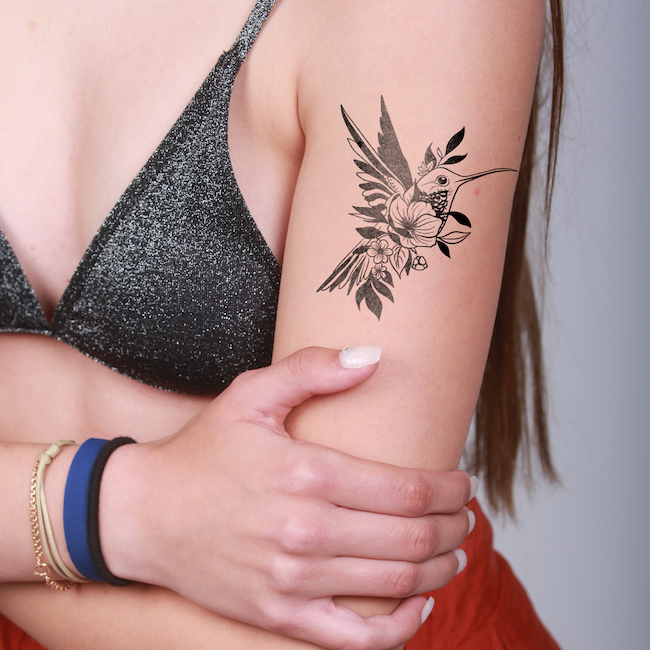 Tatouage colibri fleuri