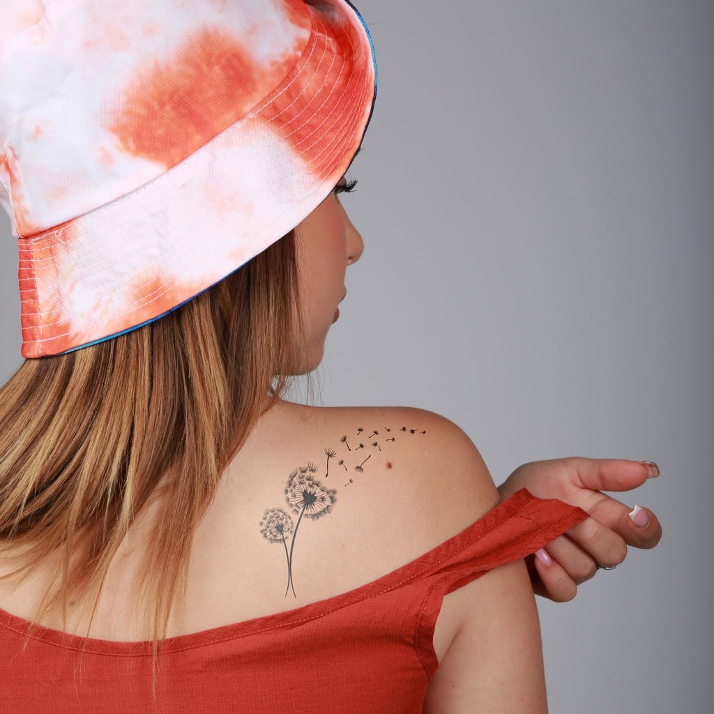 Tatouage pissenlit sur épaule femme