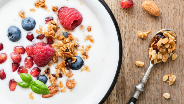 Joghurt mit Beeren und Basilikum