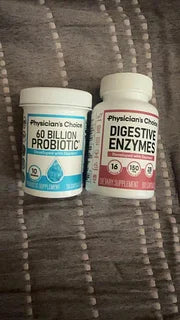 Mujer sosteniendo el producto y sonriendo a cámara