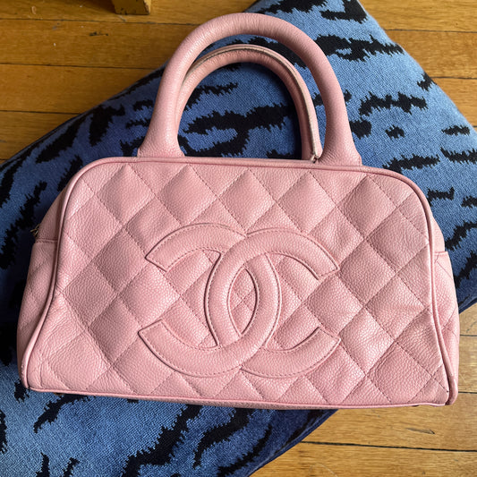 preowned chanel small 22 quilted bag - white – Amber Schiffer's Closet