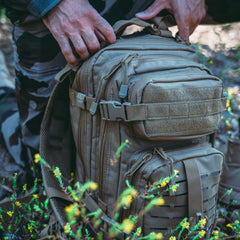 Image d'un sac à dos multi-compartiments dans les bois