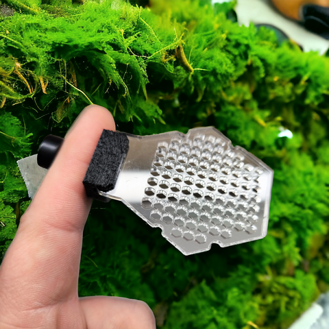 Moss holder with magnetic attachment from Aquakallax