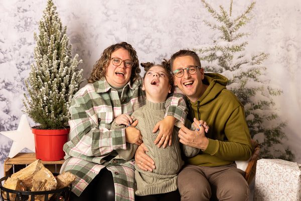 Gezinsfoto, Familie Groen. Sarah, Mirthe en Matthijs, lachend