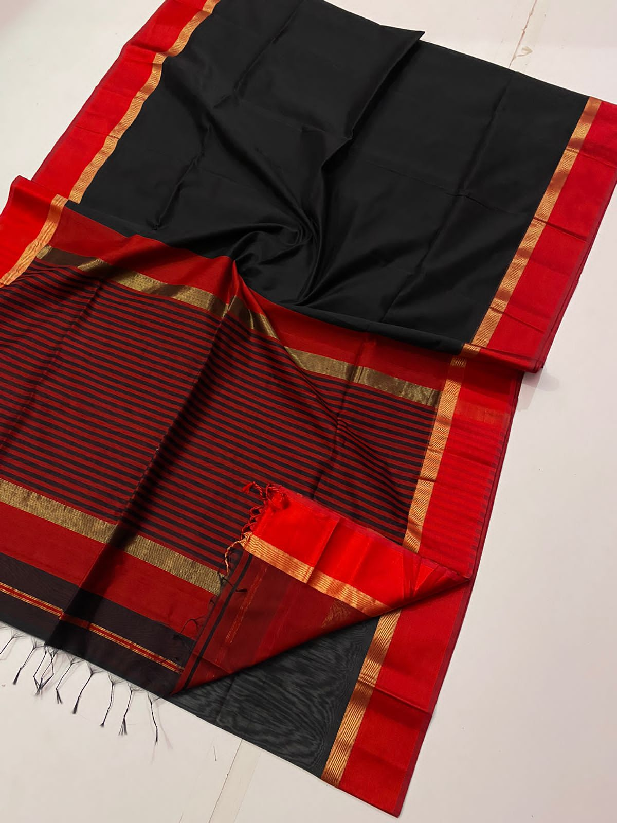 Stunning Red Maheshwari Handloom Saree: Cotton Silk Blend – Luxurion World