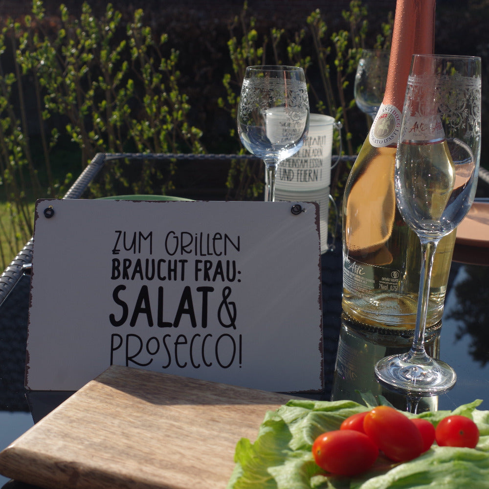 Deko-Schild, Schneidebrett mit Salat und Prosecco - idealer Mitbringsel zum BBG