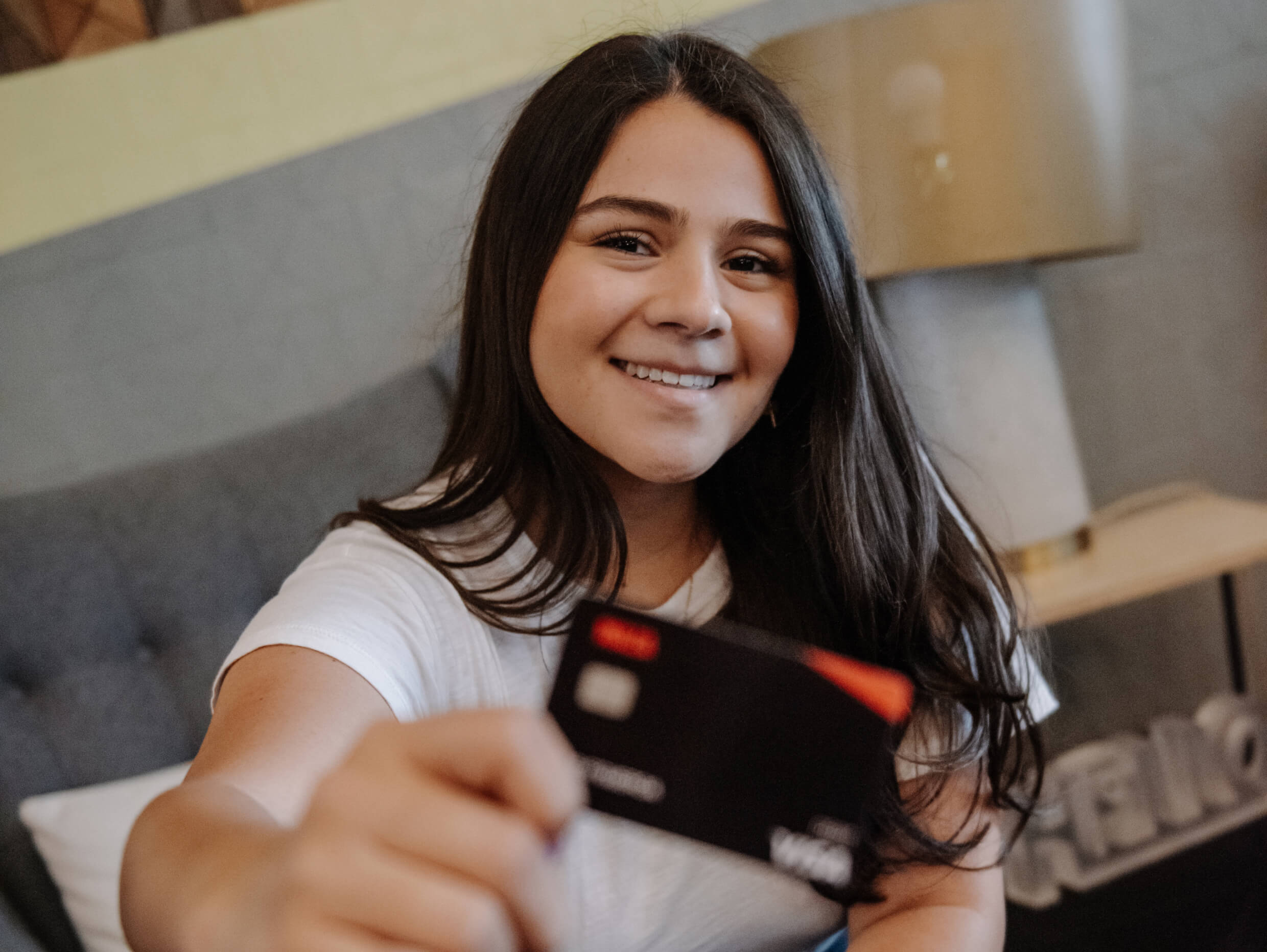 Woman holding Maza card