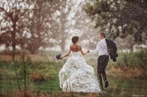 photo bride groom rain wedding day