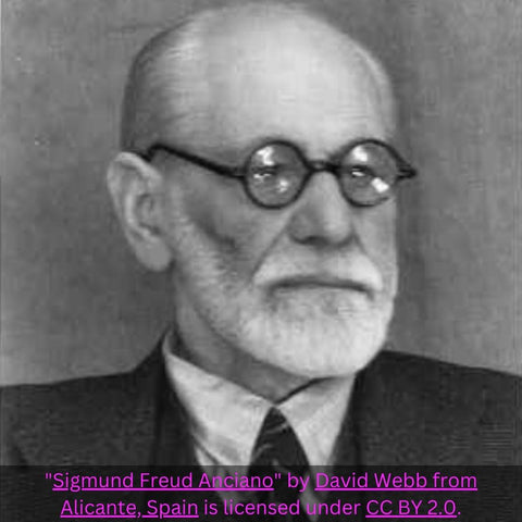 "Sigmund Freud Anciano" by David Webb from Alicante, Spain