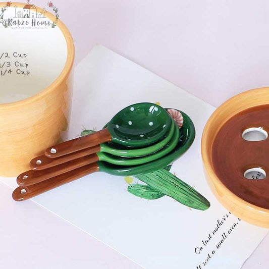 https://cdn.shopify.com/s/files/1/0726/9659/4750/products/CuteCeramicCactusMeasuringSpoonsInPot_1.jpg?v=1679237288&width=533