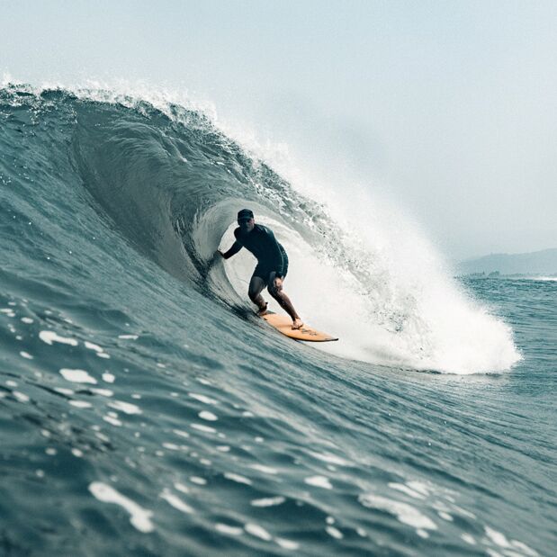 Squareflex Boardshorts am Surfer in der Welle