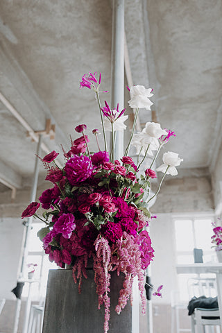 Madsack Firmenevent blumendeko pink weiß rosen modern gesteck