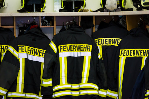 Jacken und Helme der Freiwilligen Feuerwehr