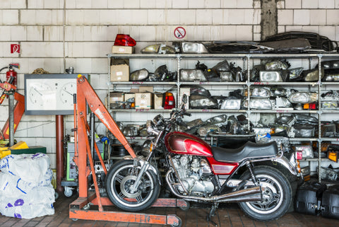 Motorrad vor Ersatzteillager in alter Kfz-Werkstatt