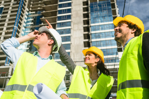 Team von Architekten und Bauingenieuren bei der Inspektion einer Baustelle