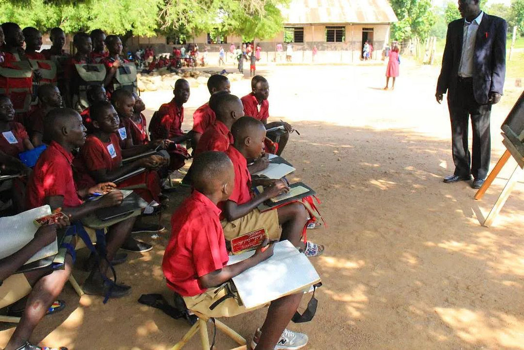 Klassenzimmer in Uganda. Kinder sitzen auf Stühlen welches von Zetu designend wurde