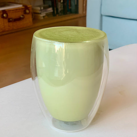 Verre de matcha latte fait maison