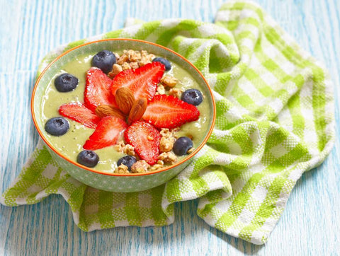 Matcha bowl avec granola, fraises, amandes