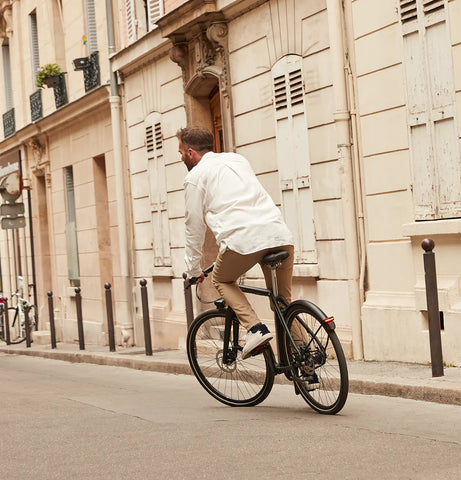Homme à vélo dans un décor urbain, en roulant sur son Bastille