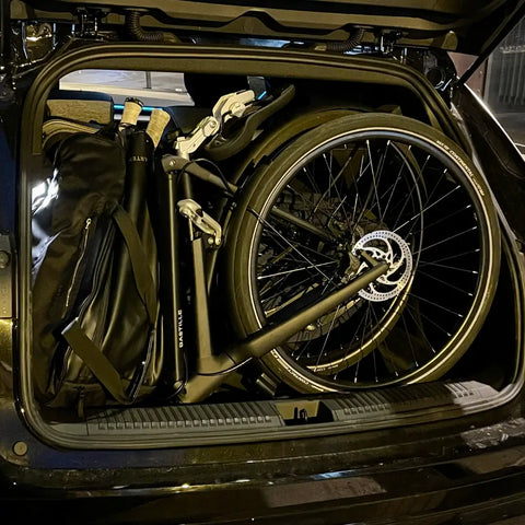 Vélo Bastille plié dans un coffre de voiture
