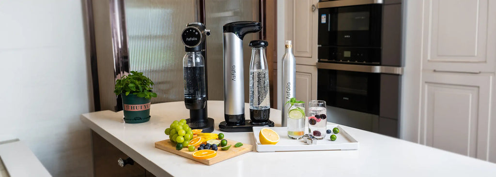 Asfolia's two sparkling water maker and CO2 cylinders, as well as sparkling water and fruits are placed on the kitchen kitchen.